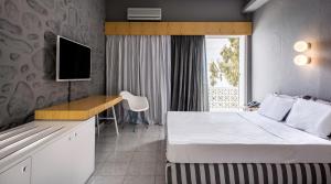 Кровать или кровати в номере Alkistis Beach Hotel - Adults Only