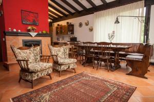 une salle à manger avec une table, des chaises et une cheminée dans l'établissement Cugi Bed and Breakfast, à San Damiano dʼAsti