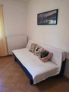 un sofá blanco con almohadas en una habitación en Apartment Tanja, en Vrsar