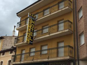 una señal de hotel en el lateral de un edificio en Hotel Benlloch, en Salas de los Infantes