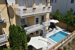 an aerial view of a building with a swimming pool at Apartman Stipić 2 in Kaštela