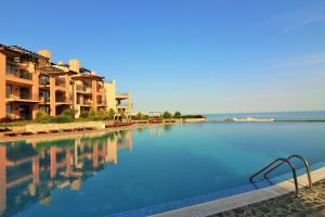 ein großer Pool vor einigen Gebäuden in der Unterkunft Kaliakria Sea View Apartments in Topola