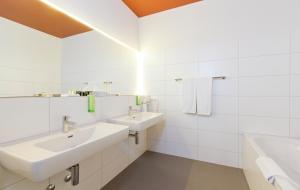 
Ein Badezimmer in der Unterkunft SwissEver Zug Swiss Quality Hotel
