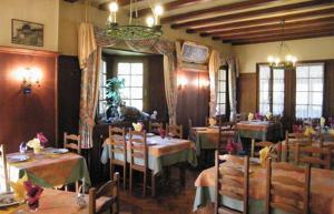 ein Restaurant mit Tischen und Stühlen in einem Zimmer in der Unterkunft Le Chalet in Luttenbach-près-Munster