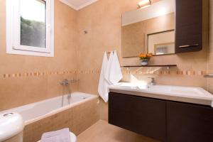 A bathroom at Villa Sunset