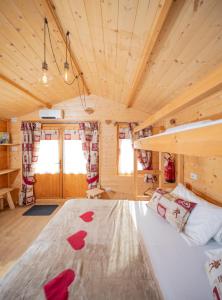 ein Schlafzimmer mit einem Bett in einer Blockhütte in der Unterkunft Stura River Village RAFTING in Gaiola + 100 Fotos