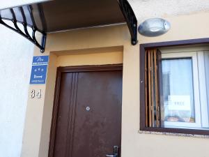 un edificio con una puerta marrón y una ventana en Apartment Noa en Šibenik