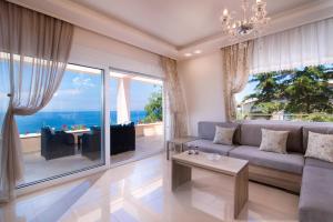 A seating area at Villa Sunset