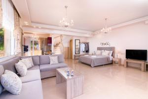 A television and/or entertainment centre at Villa Sunset