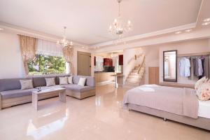 A seating area at Villa Sunset