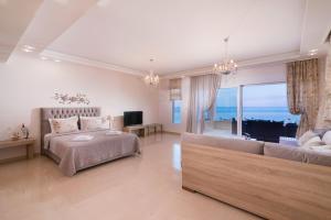 A bed or beds in a room at Villa Sunset