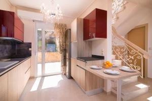 A kitchen or kitchenette at Villa Sunset