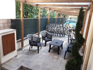 a row of chairs and tables on a patio at Anda e Rianda in Campi Bisenzio