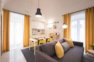 ein Wohnzimmer mit Sofa und Tisch in der Unterkunft Terè in Noci