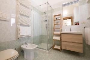 ein Badezimmer mit Dusche, Toilette und Waschbecken in der Unterkunft Terè in Noci + 13 Fotos
