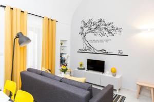 ein Wohnzimmer mit Sofa und Fernseher in der Unterkunft Terè in Noci