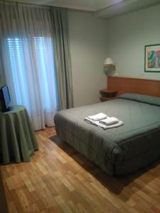 Foto dalla galleria di Hotel Benlloch a Salas de los Infantes