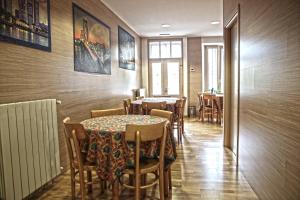 een eetkamer met tafels en stoelen in een restaurant bij Albergo Gusmeroli in Tirano