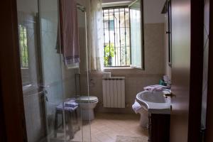 A bathroom at Villa Lucia B&B
