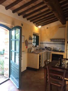 カーゾレ・デルザにあるAgriturismo Ertaのキッチン(テーブル付)に面したドア