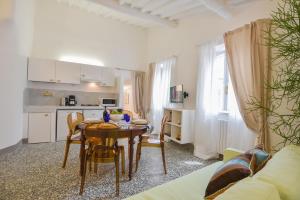 una cucina e una sala da pranzo con tavolo e sedie di Dreaming Apartments Lucca Leonardo a Lucca