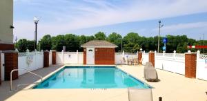 una piscina con una valla blanca en Home Inn & Suites en Montgomery