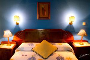 a bedroom with a bed with two lamps on both sides at Casa Rural Peña Careses in Careses +5 photos