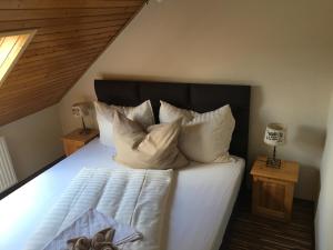 A bed or beds in a room at Erelia Cottage