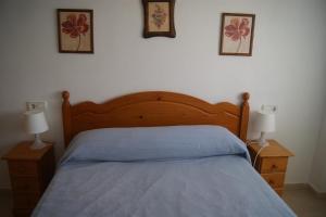 1 dormitorio con 1 cama con 2 mesitas de noche y 2 lámparas en Apartamentos San Miguel, en Alcossebre