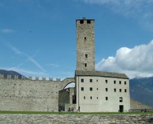 Bellinzona Piazza Collegiata في بيلينزونا: مبنى كبير عليه برج