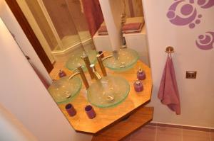 a table with green plates and chopsticks on it at Apartament Bajkowy samodzielne mieszkanie in Busko-Zdrój