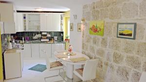 cocina con mesa blanca y sillas en una habitación en Apartment Franicevic en Split