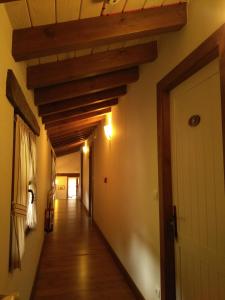 a hallway in a house with wooden beams at Casa Fidela in Lomeña