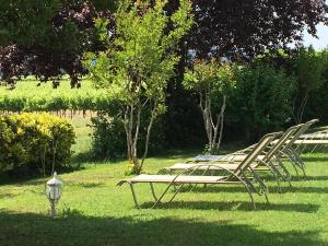 Logis Hôtel La Bastide des Monges外面的花园