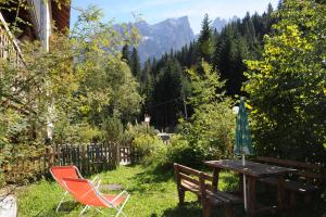 una mesa con 2 sillas y una mesa con sombrilla en Residence Chris Appart en Carezza al Lago