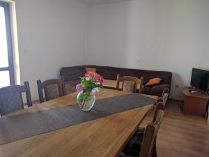 Televízia a/alebo spoločenská miestnosť v ubytovaní Apartments Kuzman