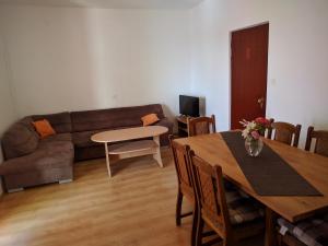 sala de estar con sofá y mesa en Apartments Kuzman, en Dubrovnik