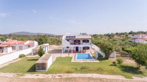 una vista aérea de una casa con piscina en Quinta Toca do Mocho, en Quelfes