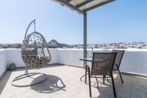 - un balcon avec une table, une chaise et un panier dans l'établissement Sea Sun Sand Studios, à Péran Triovasálos