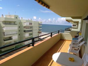 Un balcón con sillas y vista al mar. en Apartamento Naturaleza Virgen, en Matalascañas
