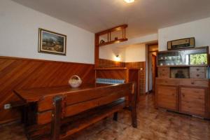 a room with a wooden bench and a cabinet at Apartment Piranesi with a parking space in Pula +39 photos