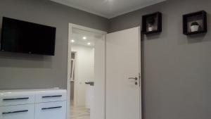 Televízia a/alebo spoločenská miestnosť v ubytovaní Picurka Apartman