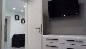 Televízia a/alebo spoločenská miestnosť v ubytovaní Picurka Apartman
