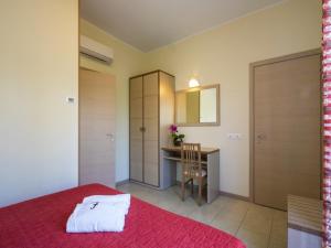 カットーリカにあるAppartamenti Liraのベッドルーム1室(ベッド1台、デスク、椅子付)