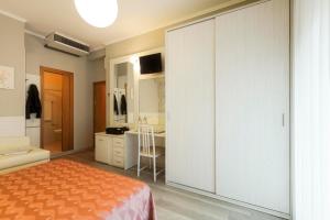 A bed or beds in a room at Hotel Ombretta Mare
