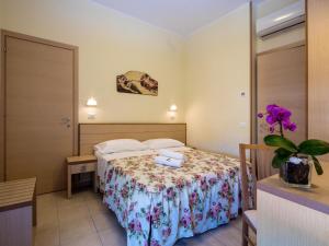 a hotel room with a bed in a room at Appartamenti Lira in Cattolica