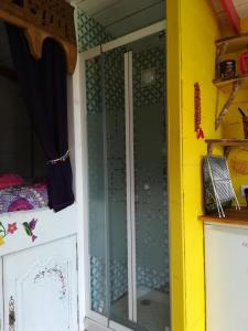 een glazen deur in een speelgoedhuis bij Roulotte coin de nature in Lannion
