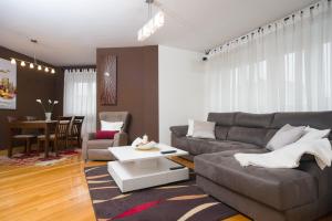 ein Wohnzimmer mit einem Sofa und einem Tisch in der Unterkunft Alojamiento Santa Maria in O Milladoiro