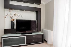 ブロダリツァにあるApartmani Nadaのリビングルーム(エンターテイメントセンター内の薄型テレビ付)