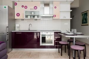 ブロダリツァにあるApartmani Nadaのキッチン(シンク、テーブル、スツール付)